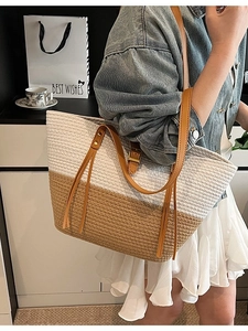 Grande borsa tote da spiaggia intrecciata a mano con spalline in pelle e nappe decorative