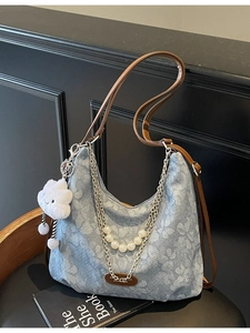 Sac cabas en jean à fleurs bleu clair avec lanières en cuir brun et chaîne perlée