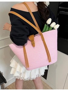 Borsa tote in paglia rosa intrecciata con spalline in pelle marrone per estate