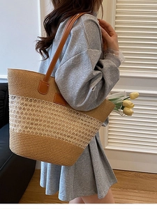 Grande borsa tote in paglia con dettagli intrecciati bianchi e manici in pelle per vacanze