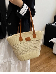 Borsa tote in paglia color crema con manici in pelle marrone e trama a rete aperta