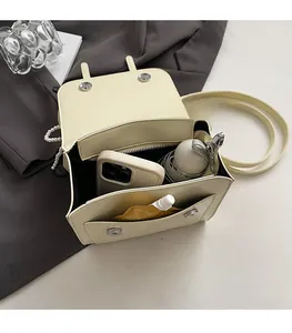Compartiment intérieur spacieux du sac à dos beige montrant la capacité de rangement