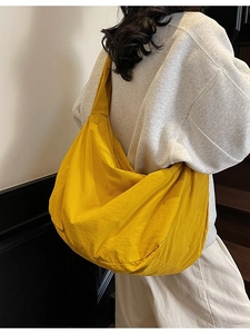 Grand sac bandoulière minimaliste en nylon jaune forme demi-lune pour le quotidien