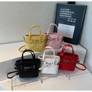 Vista dettagliata delle mini borse tote in pelle litchi in giallo, rosa, nero, bianco e rosso