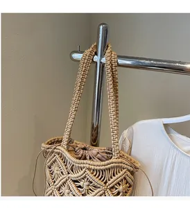 Detail van de geweven strandtas met trekkoordvoering en holle golfpatronen