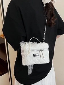 Sac boîte blanc matelassé avec breloques perles et nœud en dentelle pour femme