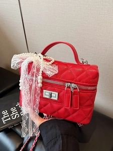 Sac bandoulière rouge matelassé avec nœud en dentelle perlée et chaîne en argent