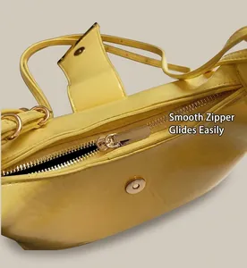 Detailaufnahme der zitronengelben Handtasche mit glattem Silberreißverschluss und Magnet