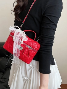 Sac boîte rouge matelassé avec nœud en dentelle de perles et bandoulière chaîne