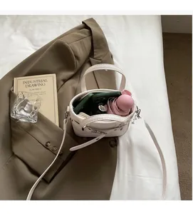 Mini borsa a secchiello bianca con spazio per uno smartphone verde e un ombrello rosa
