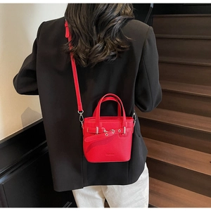 Dettaglio mini borsa a secchiello in pelle martellata rossa con fibbia in argento