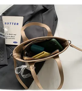 Vue de dessus de l'intérieur du sac fourre-tout beige montrant sa grande capacité