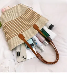 Vue intérieure montrant la grande capacité de rangement du sac fourre-tout tissé