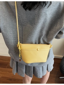 Petit sac seau jaune en cuir de mouton avec pendentif cœur et bandoulière à nœuds