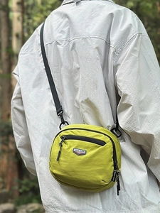 Borsa a tracolla in nylon giallo brillante con cerniera nera e tracolla regolabile