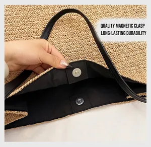 Gros plan du fermoir magnétique argenté et de la doublure noire du sac cabas en paille