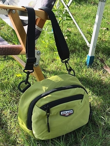 Borsa a tracolla leggera verde avocado in nylon impermeabile da donna per esterno