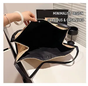 Détail du sac cabas en paille avec anses en cuir noir et fermeture magnétique interne