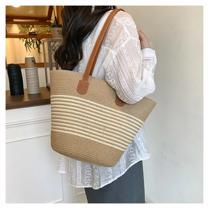 Détail du sac fourre-tout tissé montrant la texture kaki et les rayures blanches