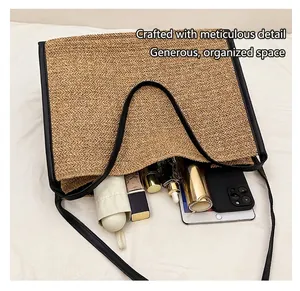 Détail de l'intérieur du sac cabas en paille montrant une grande capacité d'accueil