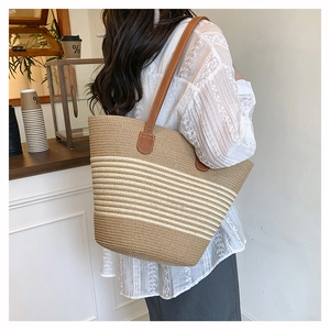 Vue détaillée du sac cabas tissé à rayures avec bandoulières en cuir marron chic