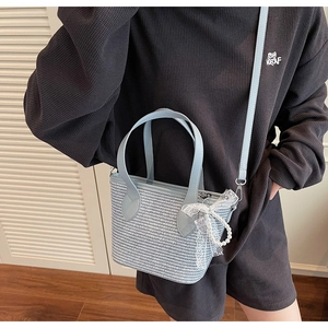 Sac fourre-tout tissé bleu clair avec nœud en dentelle blanche et pendentif en perle