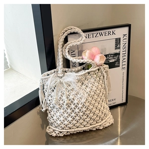 Détail du sac de plage en macramé fait main blanc avec nœuds en dentelle et perles
