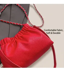 Détail du sac nuage rouge à motif litchi avec design plissé et bandoulière chaîne argent
