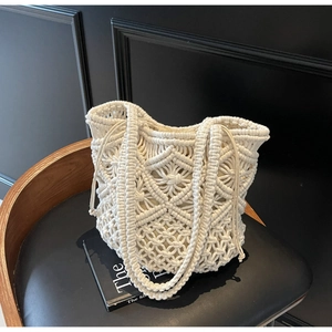 Detail van macramé shopper met katoenen knoop-patroon en stevige dubbele schouderbanden