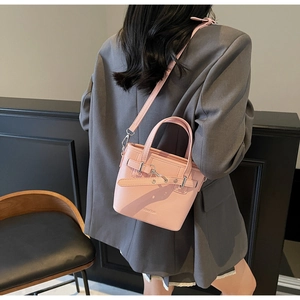 Dettaglio della borsa a secchiello in pelle rosa con finiture metalliche argento