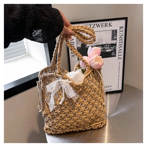 Détail du sac en paille tressée avec nœud en dentelle, perle et doublure intérieure