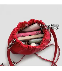Vue intérieure montrant la grande capacité de ce sac dumpling rouge avec objets
