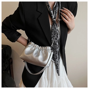 Détail du sac nuage argenté plissé avec texture litchi et fine bandoulière