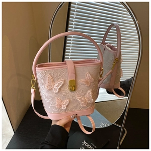 Détails du sac seau en dentelle rose avec papillons brodés 3D et fermoirs métalliques dorés