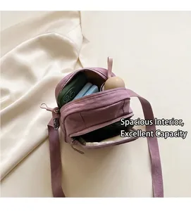 Nahaufnahme der violetten Nylon-Umhängetasche mit Einblick in das geräumige Innenfach