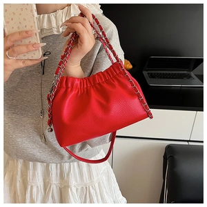 Vue détaillée du sac à main rouge plissé avec motif litchi et bandoulière chaîne argent