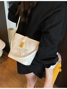 Sac seau chic blanc crème avec broderie papillon 3D et fermoir pivotant doré élégant