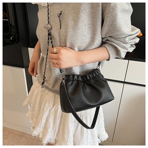 Détail du sac nuage noir grainé avec chaîne à boules métalliques et bandoulière cuir