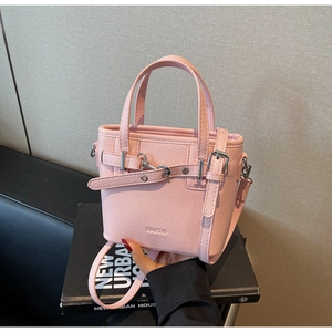 Dettaglio della borsa rosa chiaro in pelle martellata con logo e fibbia in metallo