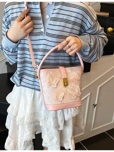 Sac seau en dentelle rose avec appliques papillons 3D et fermoir en métal doré