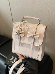 Sac à dos élégant rose clair pour femme avec nœuds et breloques perles en décor de luxe