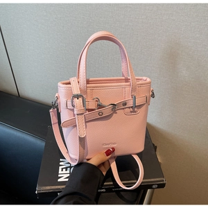 Borsa a secchiello rosa in pelle martellata con fibbia argentata e tracolla regolabile