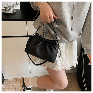 Sac en cuir grainé noir avec design plissé et détails de bandoulière en chaîne argent