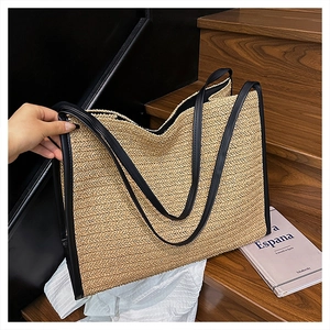 Détail du tissage en paille en V avec bordure en cuir noir sur ce grand sac de plage