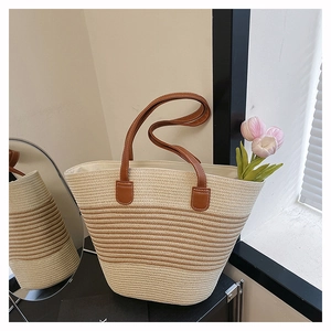 Détail de la texture tissée et de la poignée en similicuir marron du sac cabas rayé