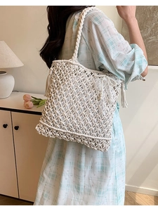 Sac cabas en macramé blanc ajouré avec franges et nœud en dentelle pour plage