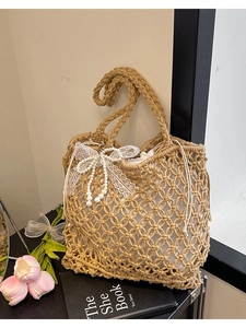 Sac bandoulière en paille tissée ajouré avec nœud en dentelle et perles de plage