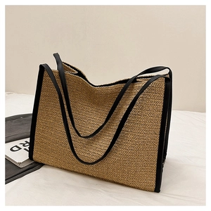 Vue détaillée du grand sac cabas en paille avec bordure en cuir noir et motif chevrons