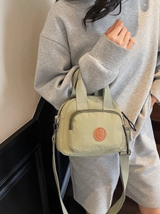 Schicke bohnengrüne Mini-Umhängetasche aus Nylon mit verstellbarem Riemen für Damen