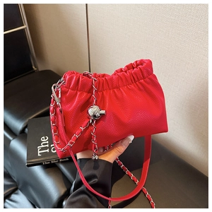 Détail du sac nuage rouge froncé avec texture litchi et chaîne argentée à bille métal